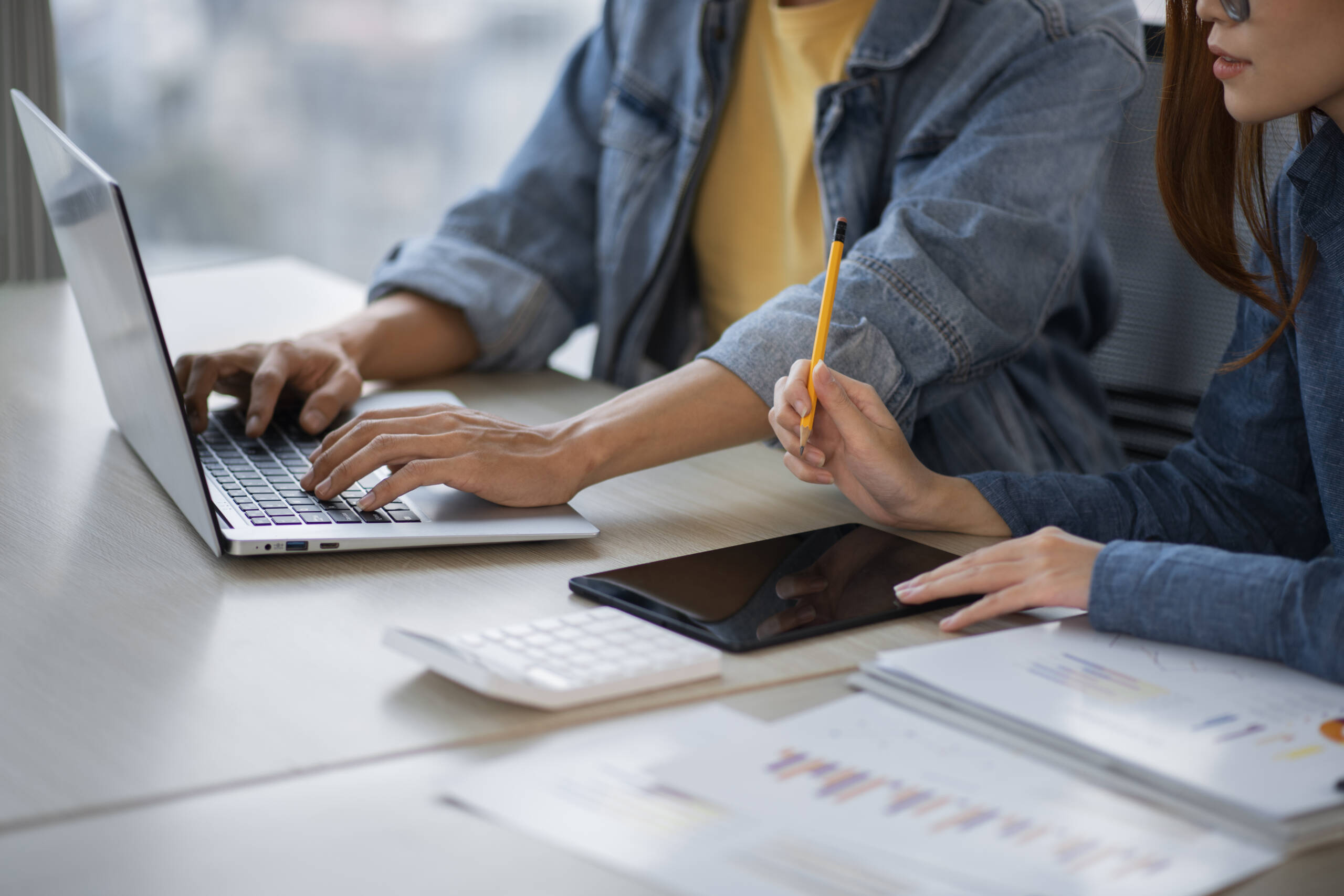 employees-working-together-side-view Kooperation im Influencer Marketing – Golden Vibez als Schnittstelle zwischen Marken und Content Creators