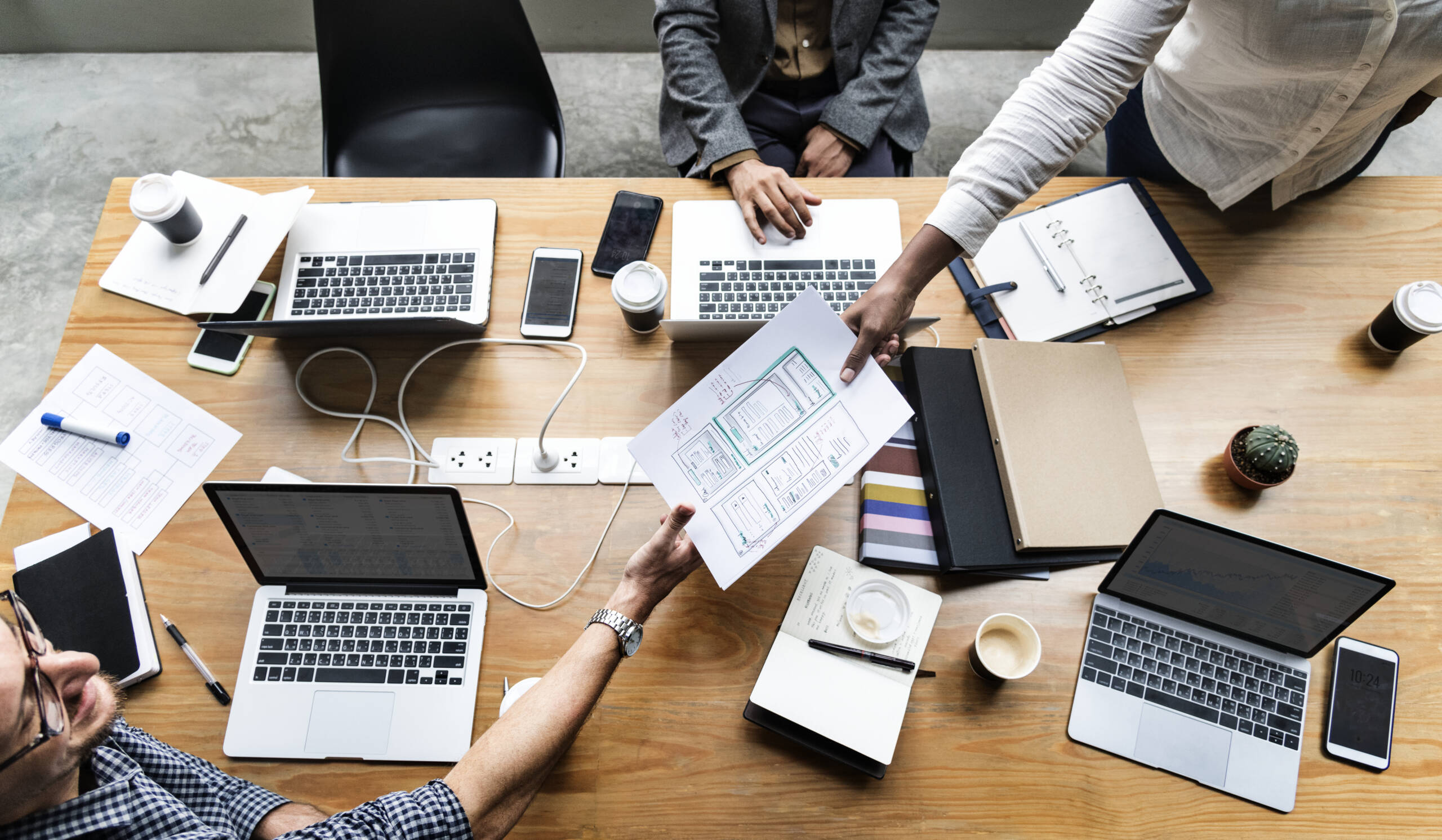 Group of people working on website template diskussion