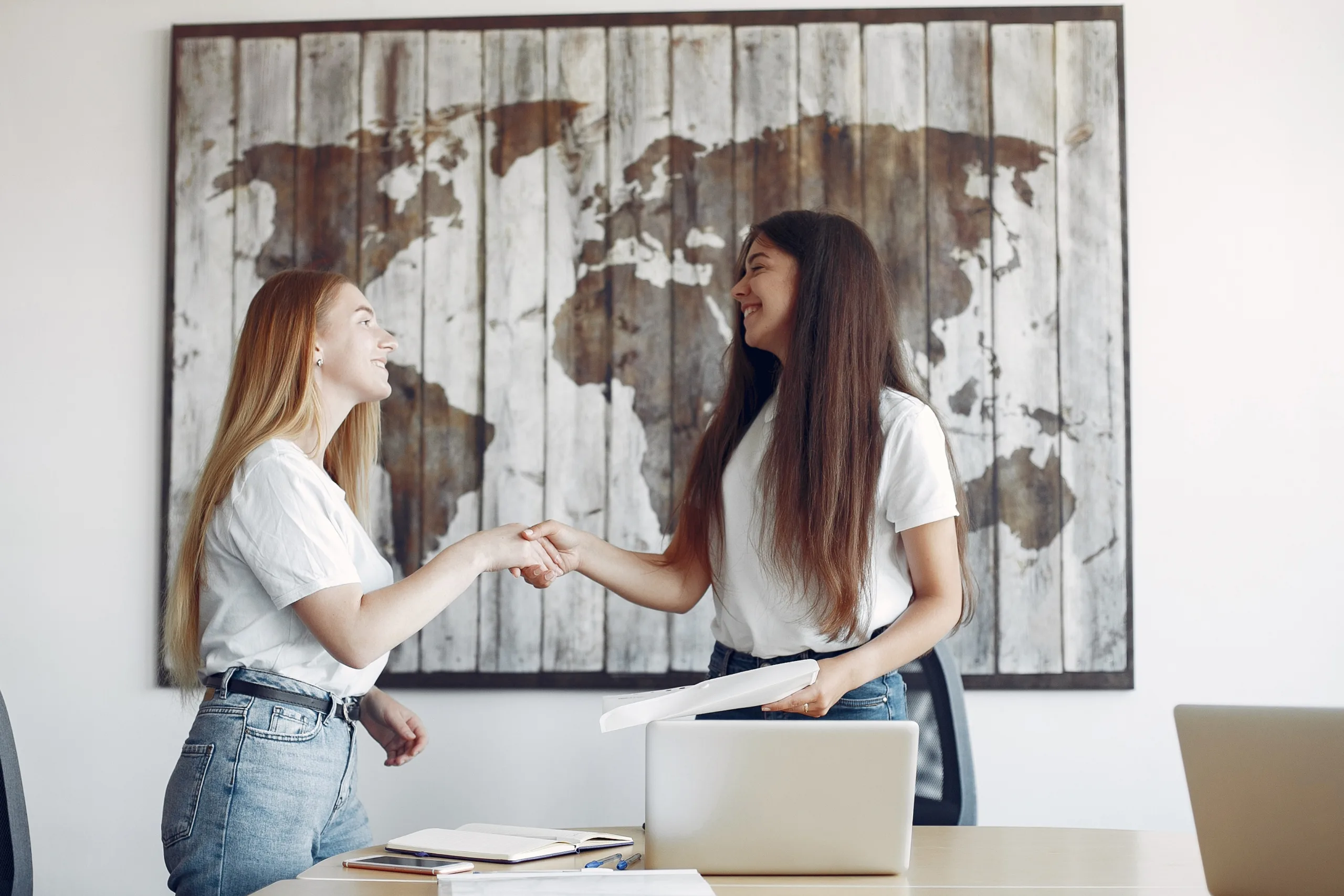 two-girls-white-t-shirts-working-office Golden Vibez wählt Creator sorgfältig aus – Qualität vor Masse im Influencer Marketing